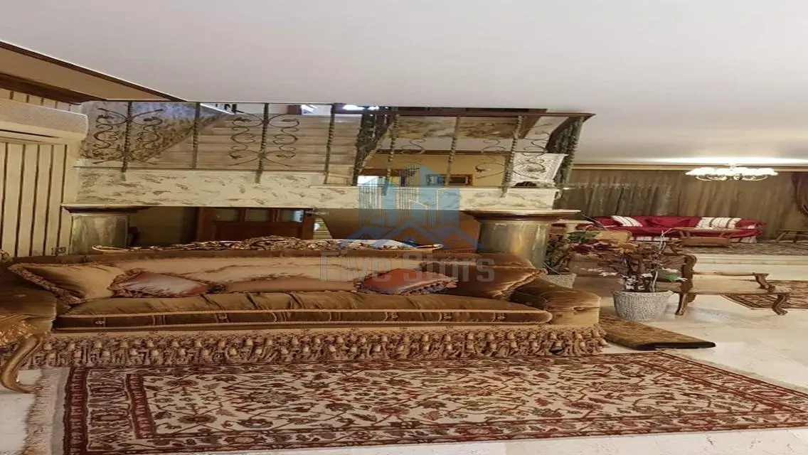 فيلا فاخرة  في حي متميز مع حديقة خاصة