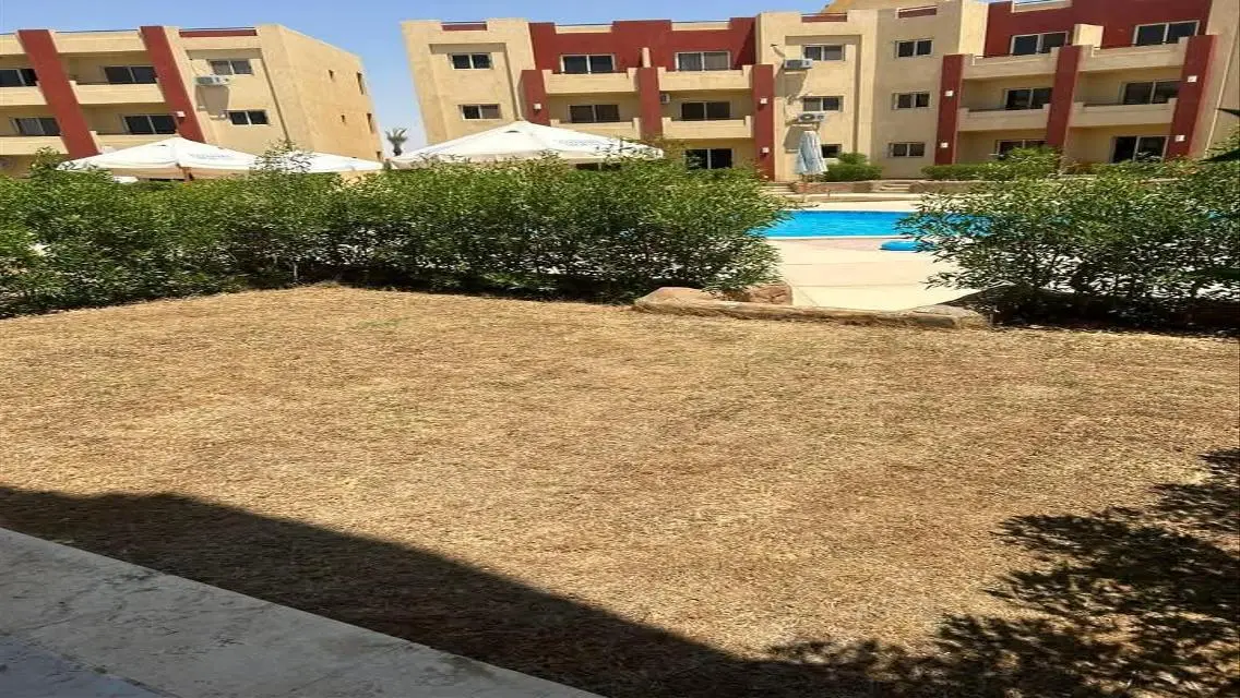 شقة فاخرة مع شرفة وحديقة خاصة