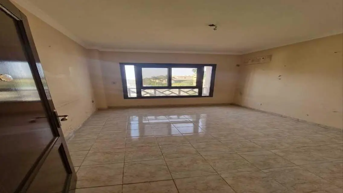 شقة فاخرة لل sale بمساحة واسعة وإطلالة مميزة