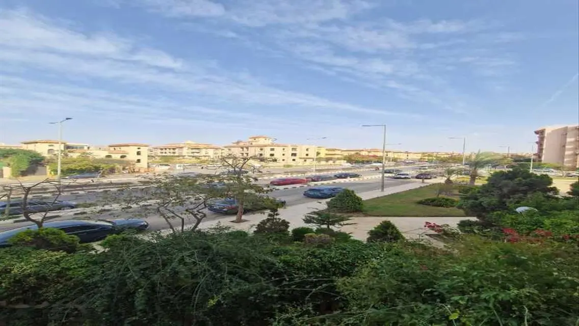 شقة فاخرة لل sale بمساحة واسعة وإطلالة مميزة