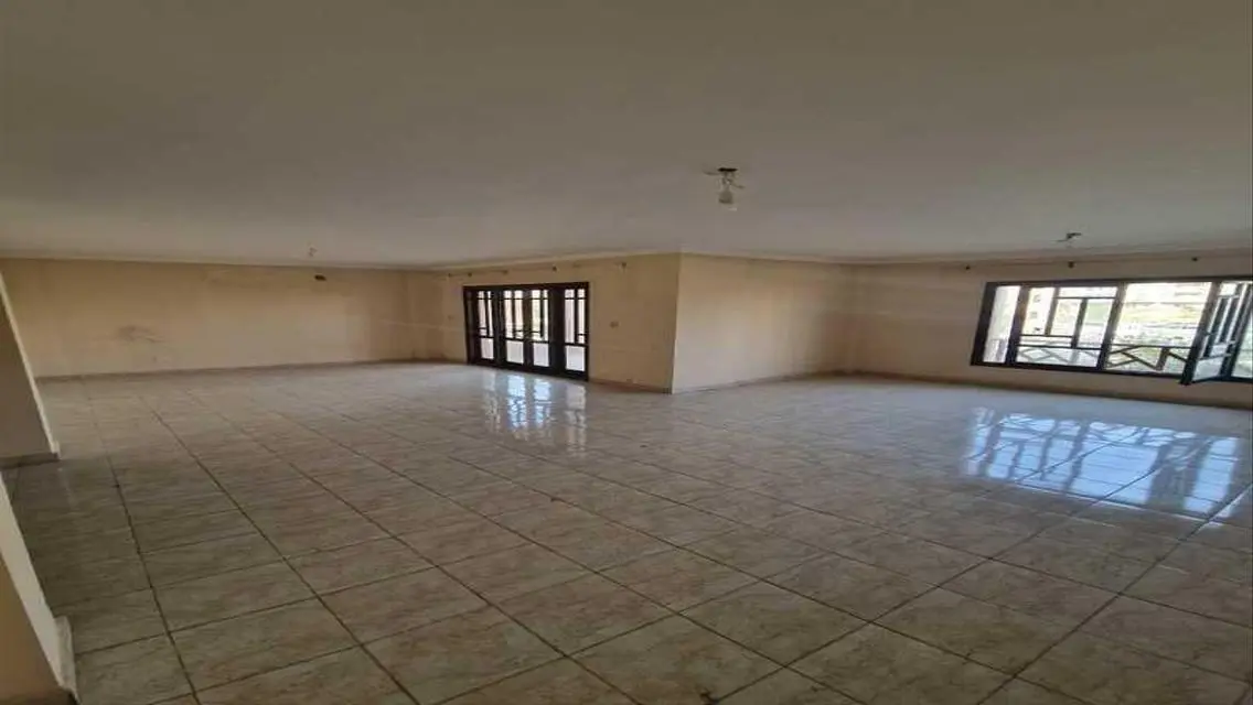 شقة فاخرة لل sale بمساحة واسعة وإطلالة مميزة