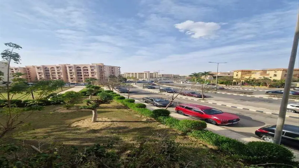 شقة فاخرة لل sale بمساحة واسعة وإطلالة مميزة