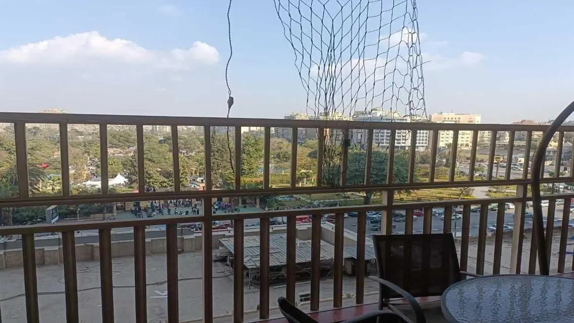 شقة فاخرة بمساحة 300 متر للبيع