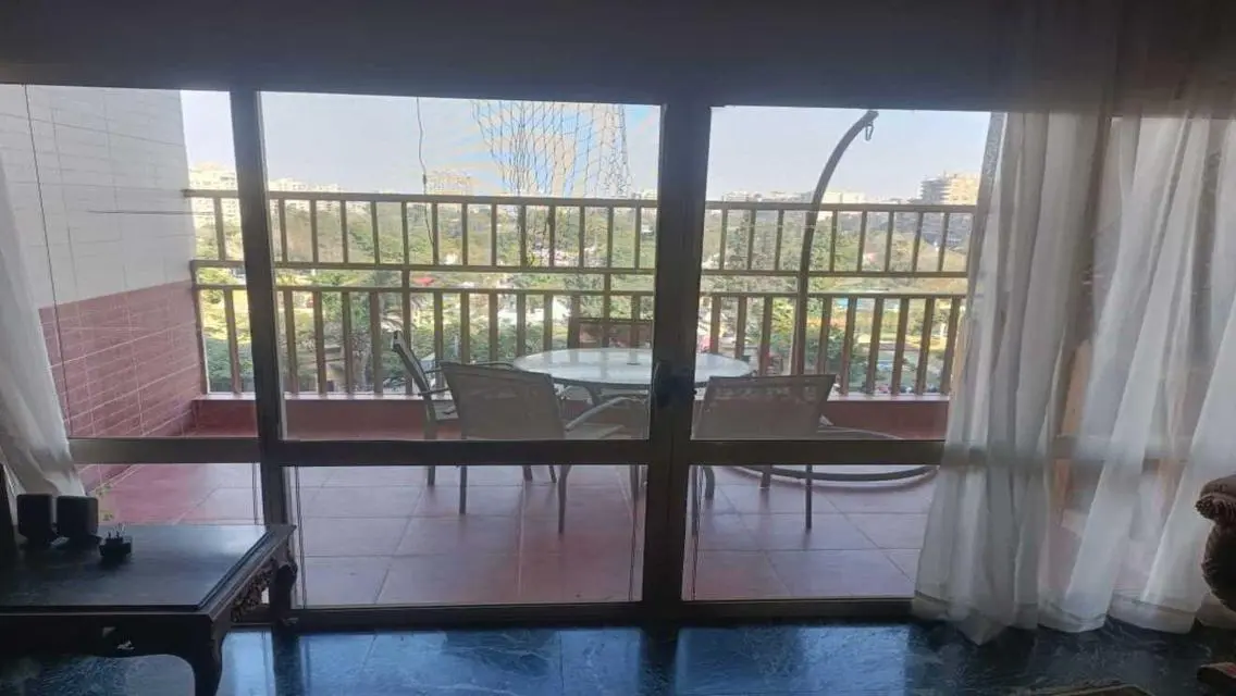 شقة فاخرة بمساحة 300 متر للبيع