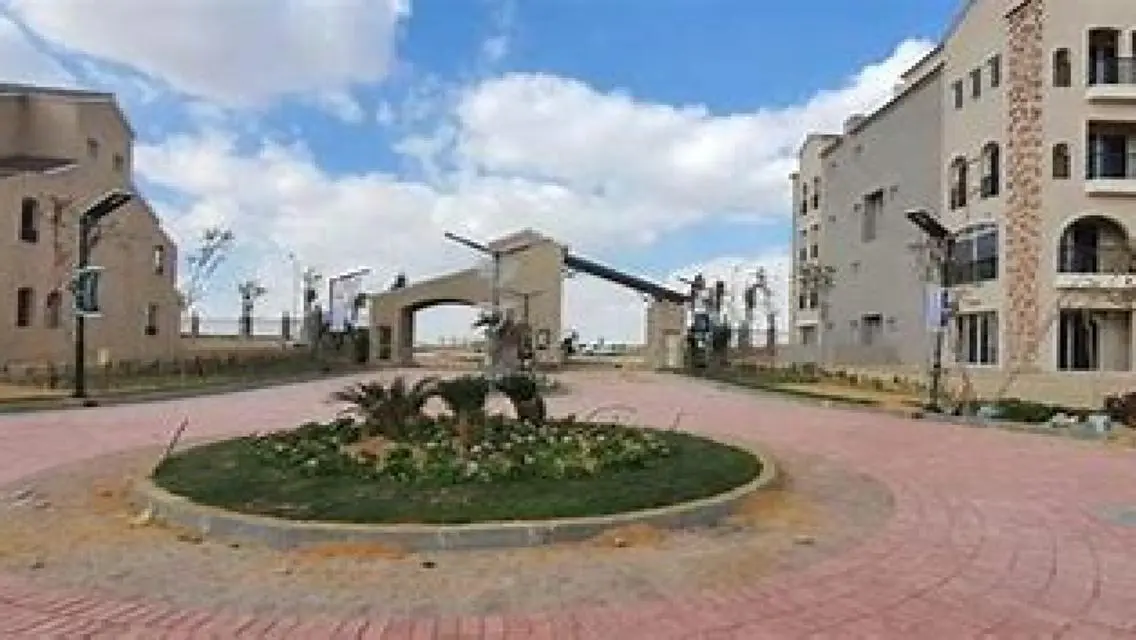 Luxury Apartment Overlooking Lakes with Prime Location