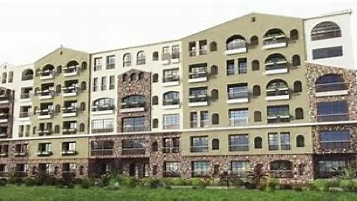 Luxury Apartment Overlooking Lakes with Prime Location