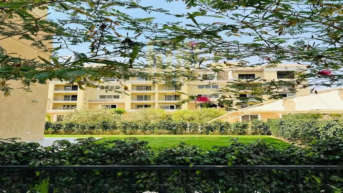 فيلا فاخرة للبيع مع مسبح خاص وحديقة خاصة
