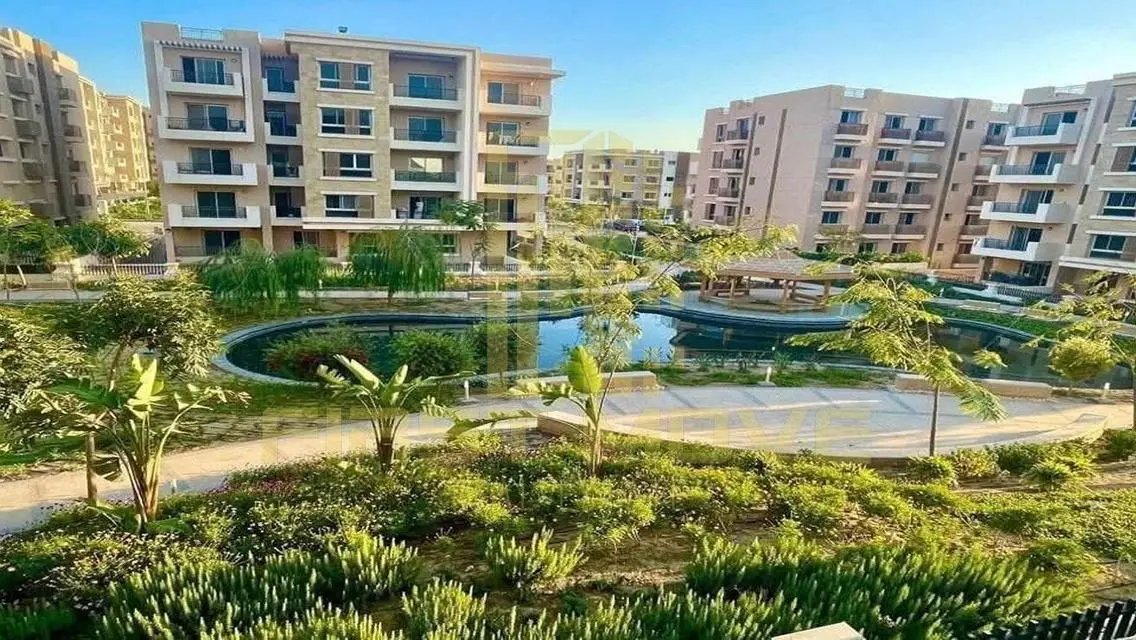 فيلا فاخرة للبيع مع مسبح خاص وحديقة خاصة