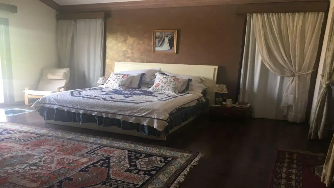 فيلا فاخرة للبيع مع حديقة ومسبح خاص