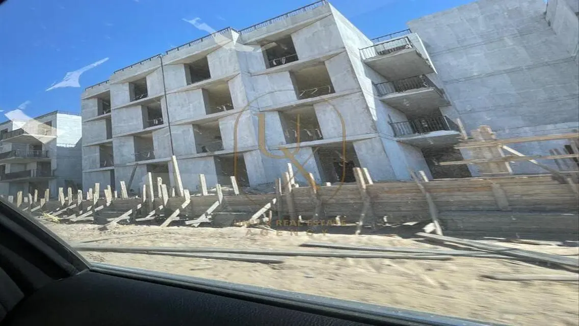 منزل فاخر بمساحة واسعة مع مسبح خاص وحديقة
