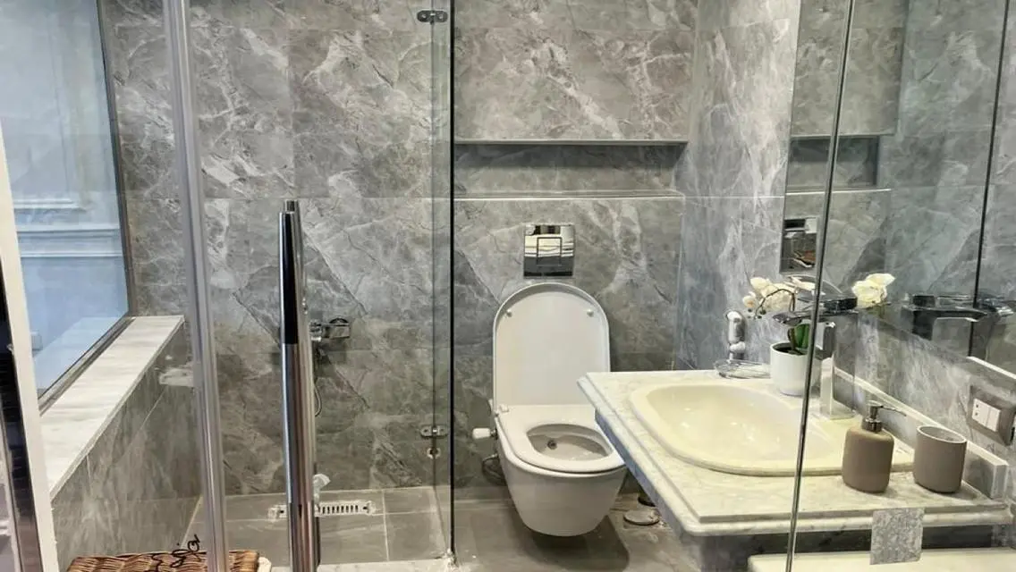 Luxury Apartment with Lake View and Spacious Layout