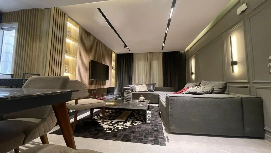 Luxury Apartment with Lake View and Spacious Layout