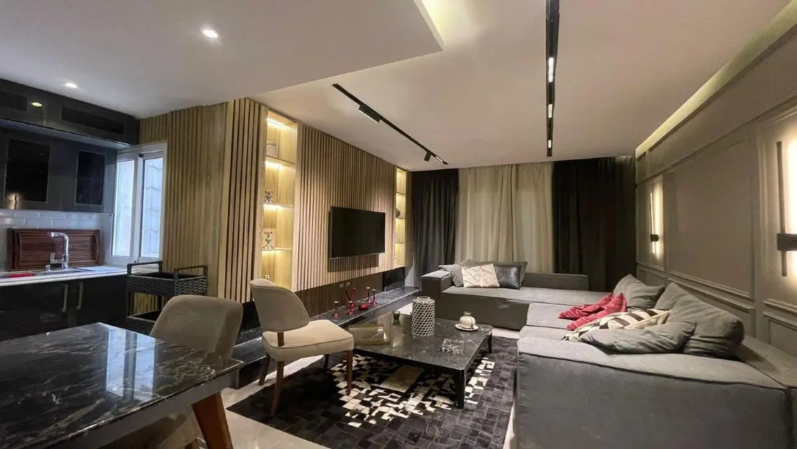 Luxury Apartment with Lake View and Spacious Layout