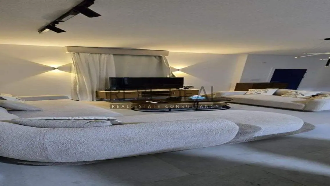 Luxurious Property in Creek Town