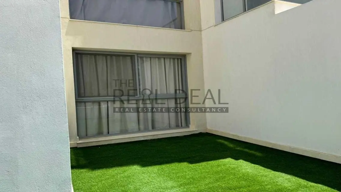 Luxurious Property in Creek Town