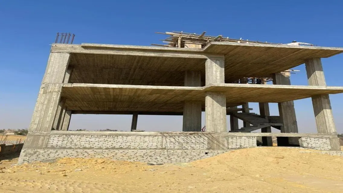 فيلا فاخرة للبيع على بحيرات بواجهة رائعة