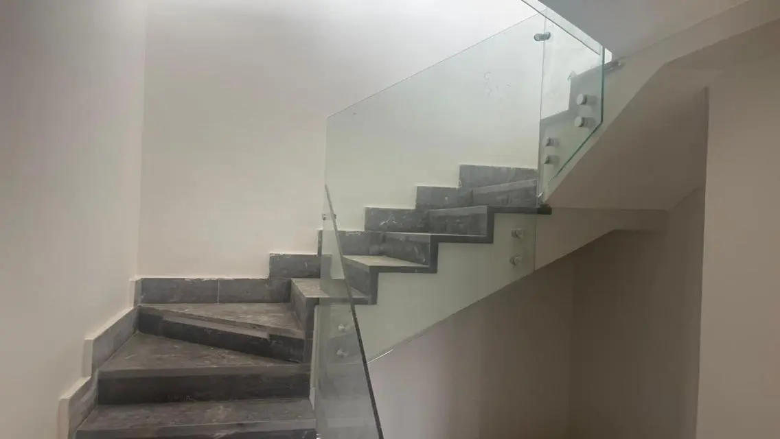 عقار فاخر مع إطلالات خلابة على البحيرات