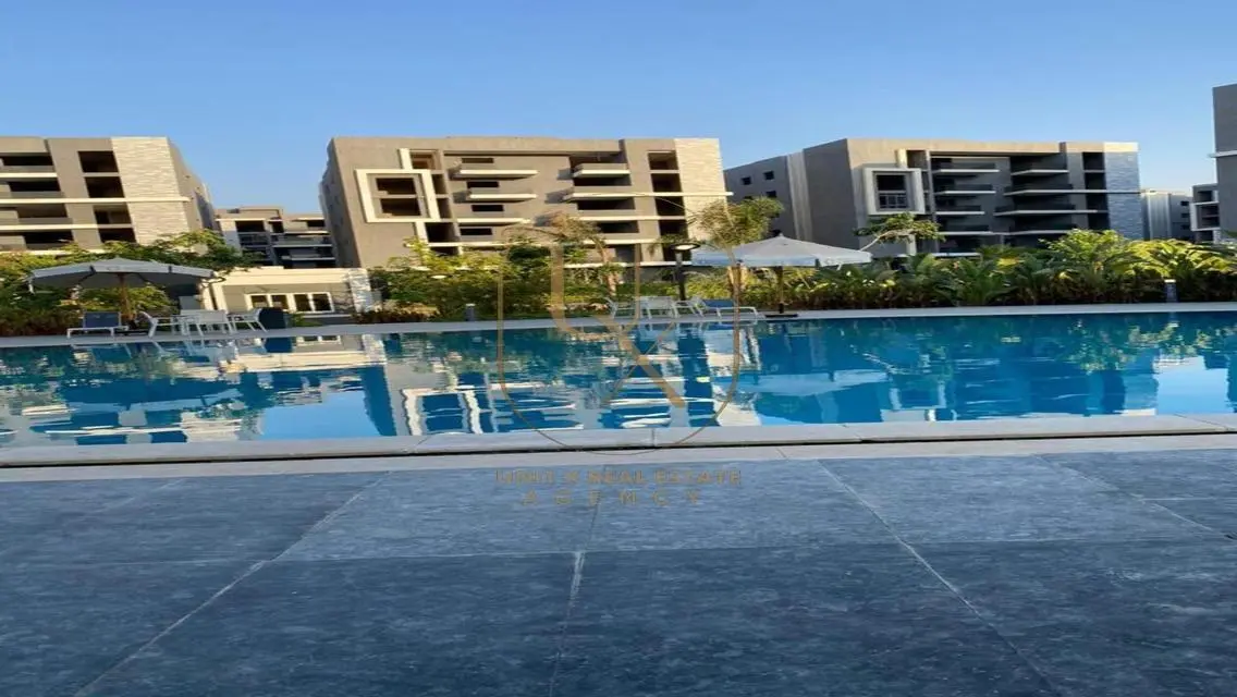 منزل فاخر مع مسبح خاص وحديقة