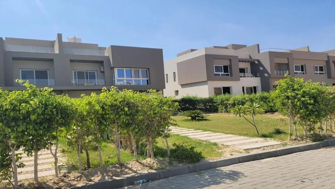 فيلا فاخرة للبيع بحمامات سباحة وحديقة خاصة