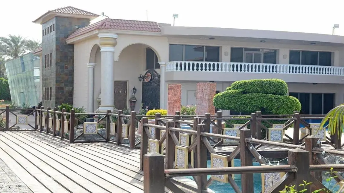 فيلا فاخرة مع حديقة خاصة وحمام سباحة في قلب المدينة