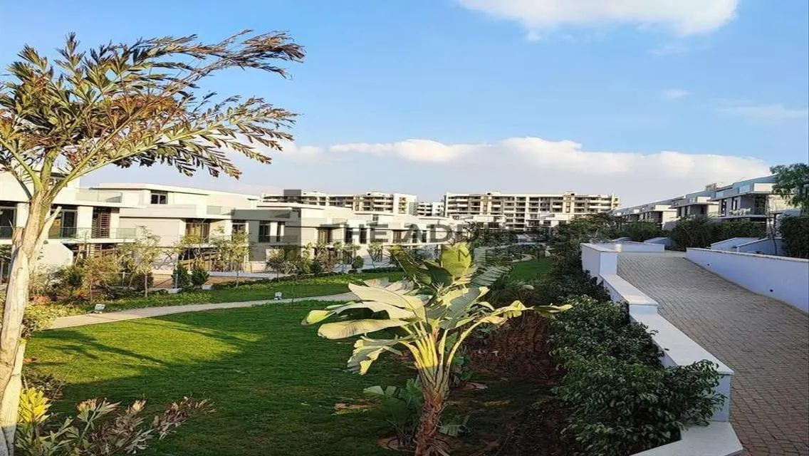 فيلا فاخرة للبيع في كمبوند مميزة بمساحة واسعة