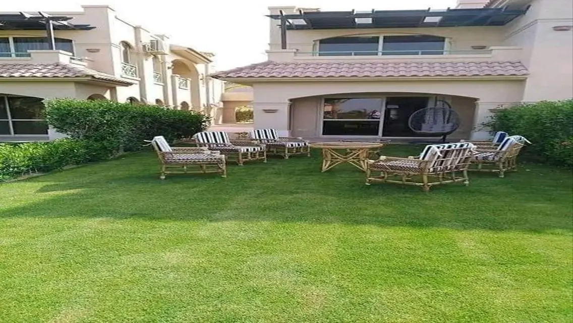 فيلا فاخرة بمساحة شاسعة للبيع في موقع متميز
