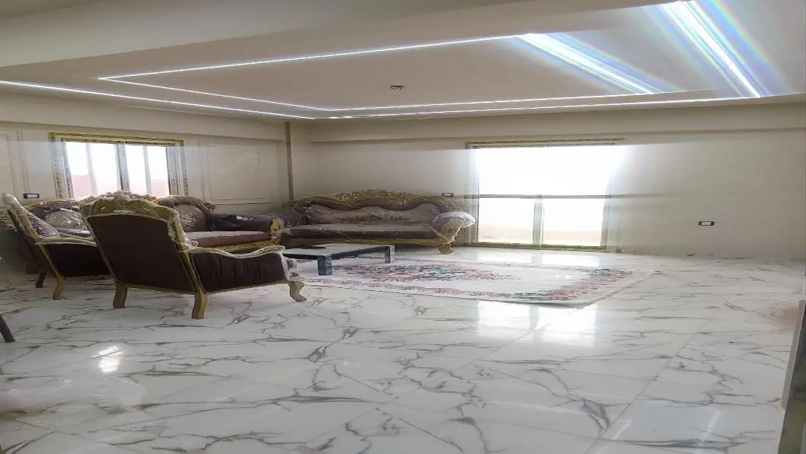 شقة رائعة للبيع بتصميم عصري في موقع متميز