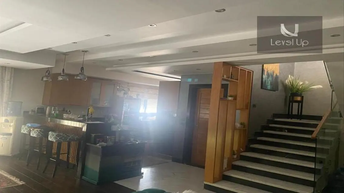 فيلا فخمة للبيع مطلة على البحيرات