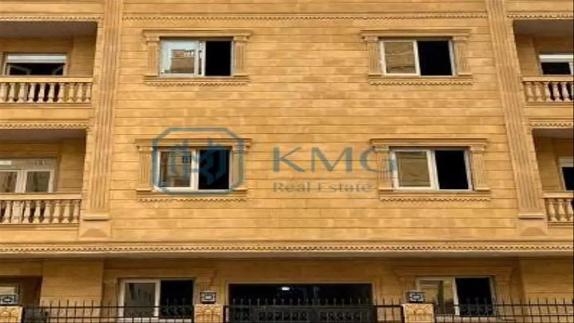 شقة ثلاث غرف نوم للبيع بمساحة واسعة في قلب المدينة