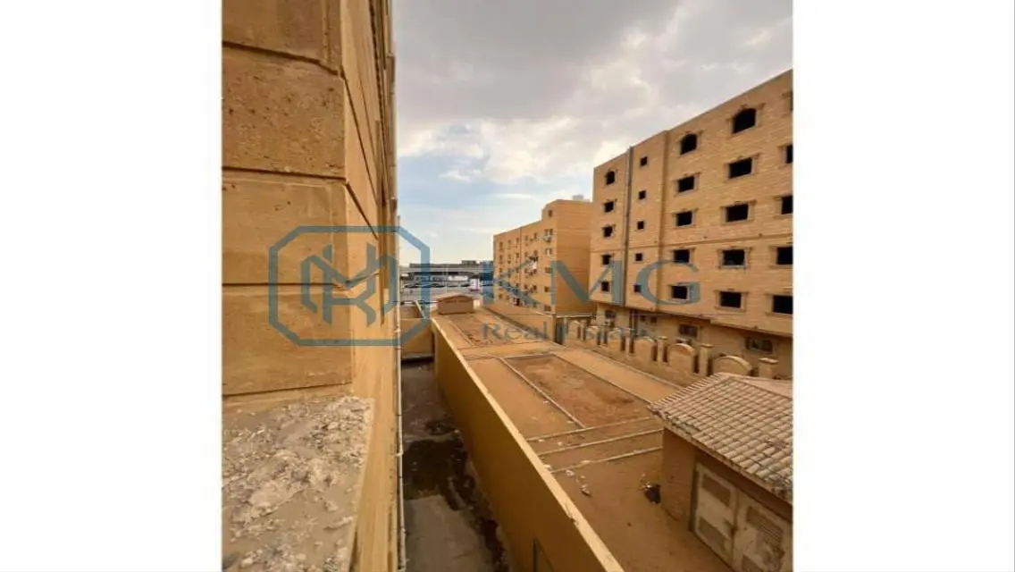 شقة ثلاث غرف نوم للبيع بمساحة واسعة في قلب المدينة
