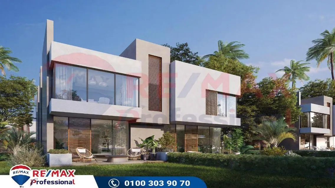Luxurious 10-Room Apartment with Balcony