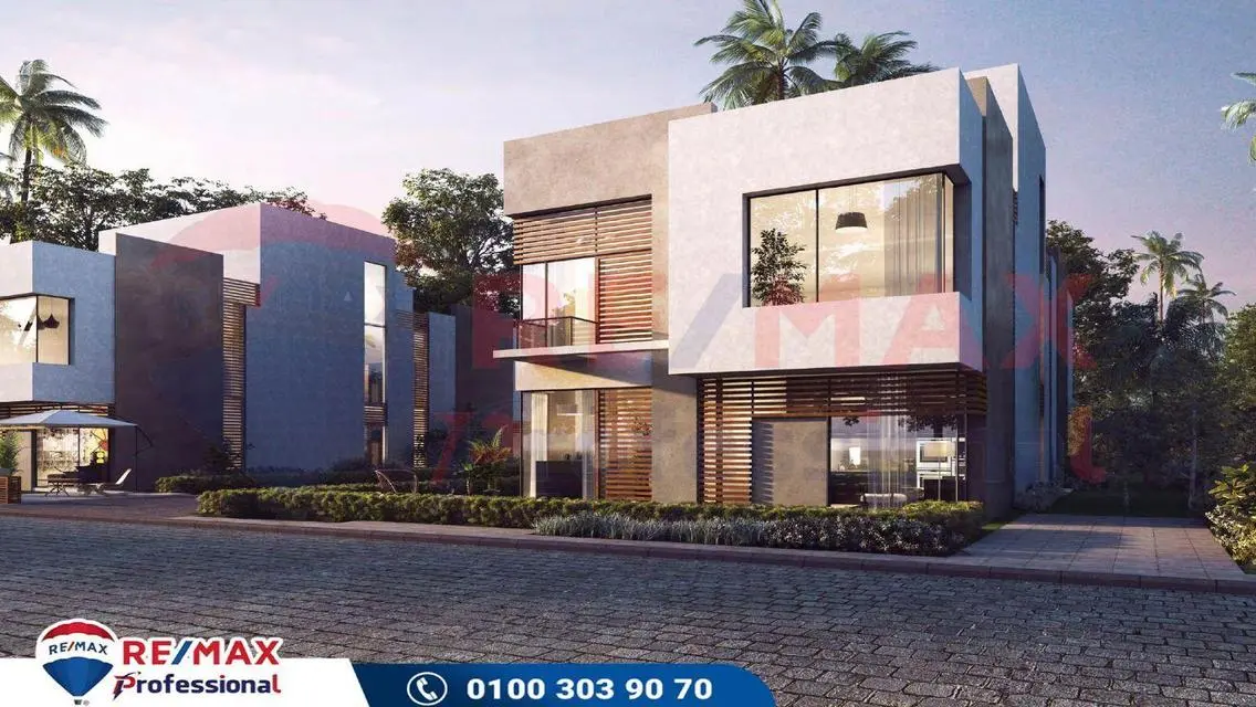 Luxurious 10-Room Apartment with Balcony