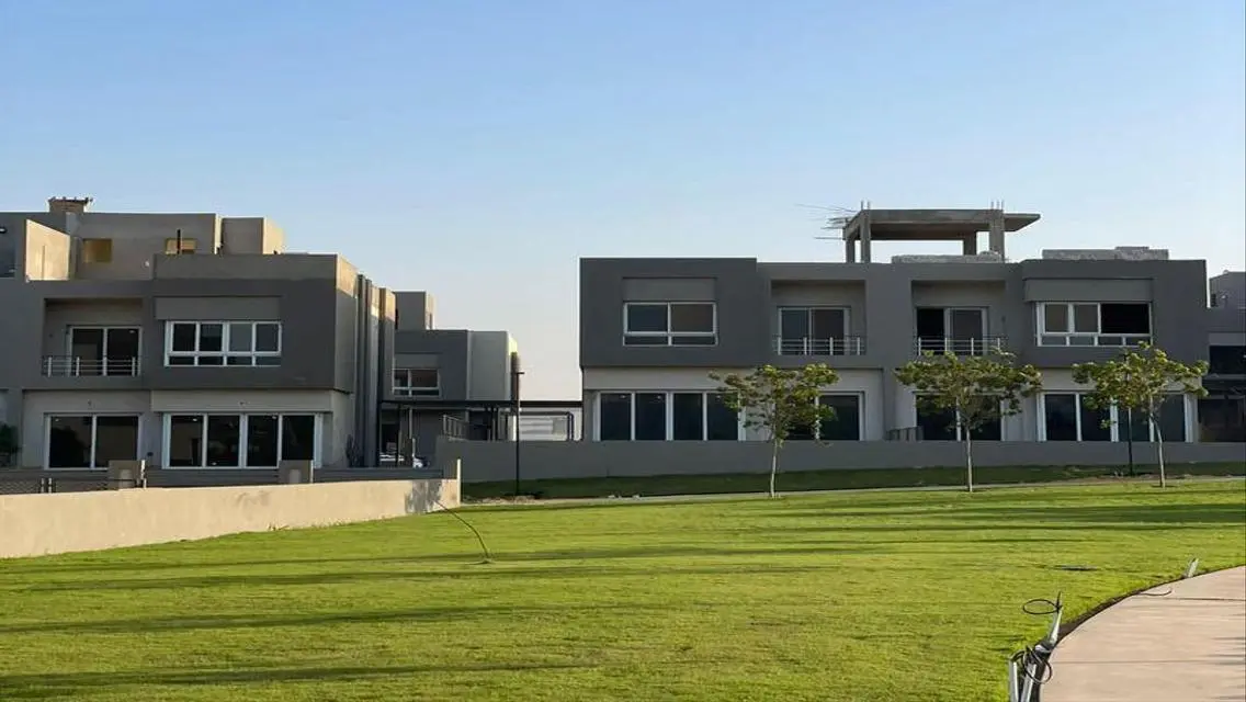 فيلا فاخرة للبيع مع إطلالة على البحيرات