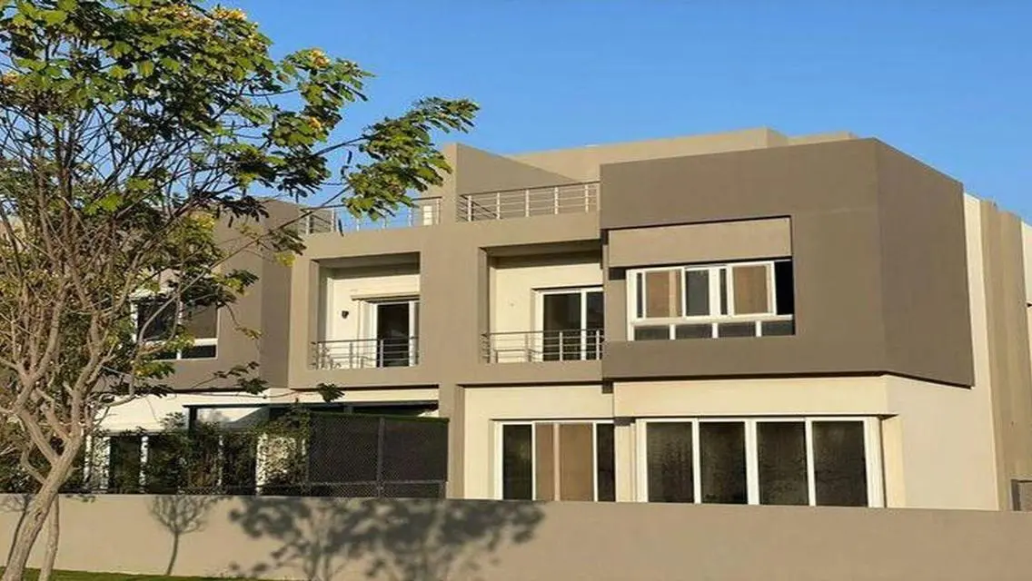 فيلا فاخرة للبيع مع إطلالة على البحيرات