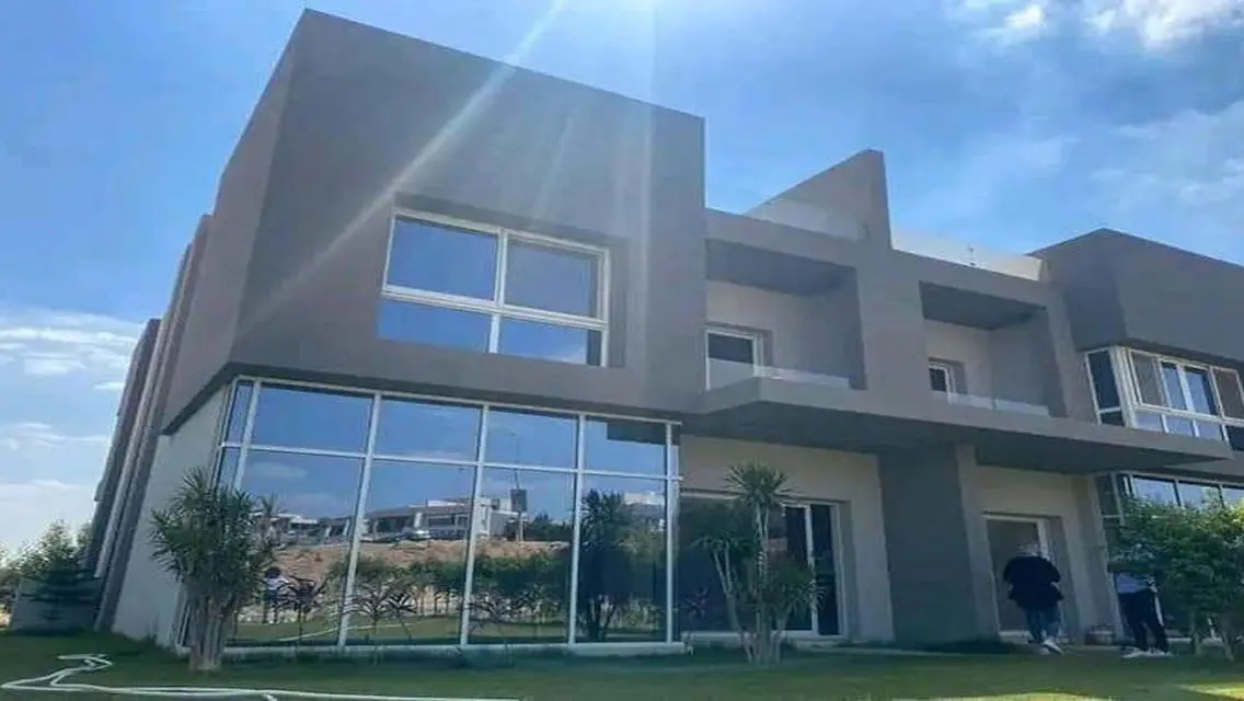 فيلا فاخرة للبيع مع إطلالة على البحيرات
