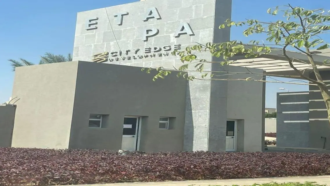 فيلا فاخرة للبيع مع إطلالة على البحيرات