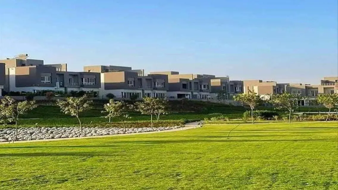 فيلا فاخرة للبيع مع إطلالة على البحيرات