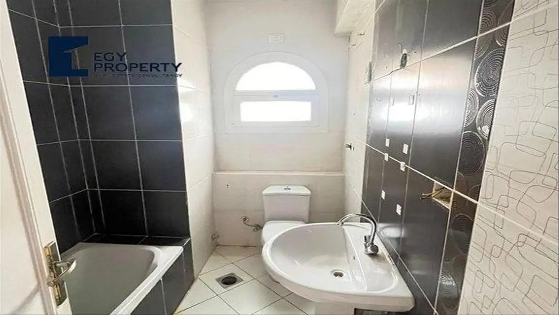Investment Opportunity in Luxurious Property TA-02933