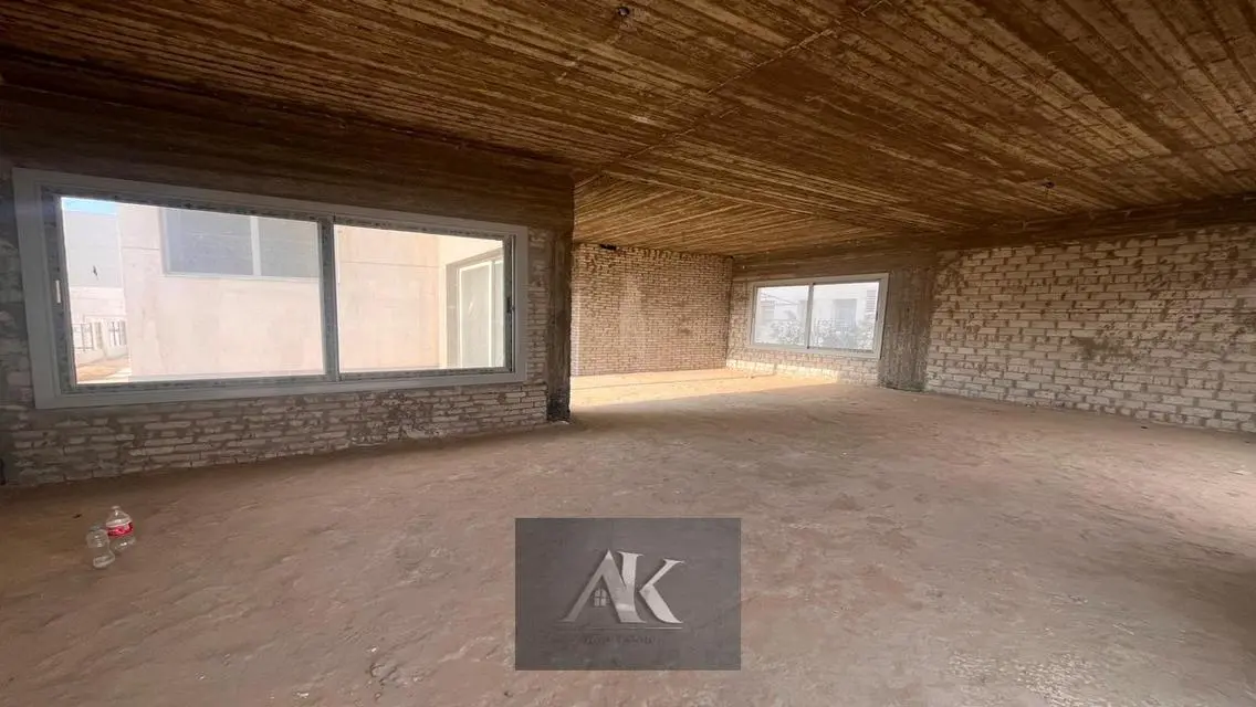 فيلا فاخرة للبيع بمزايا رائعة في PHNC-384
