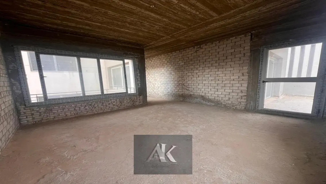 فيلا فاخرة للبيع بمزايا رائعة في PHNC-384