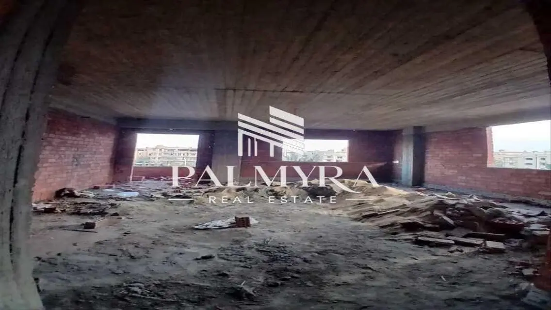 شقة فاخرة بمساحة واسعة وشرفة