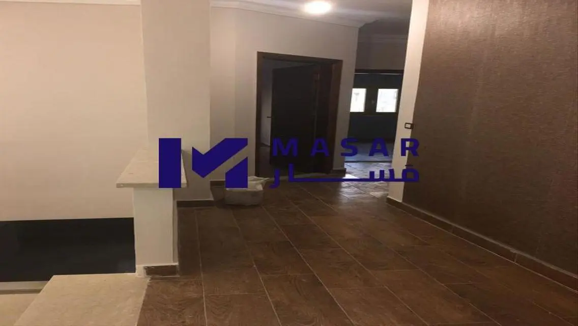 شقة فاخرة بمساحة واسعة مع غرفة دراسة
