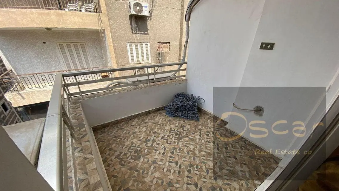 شقة فاخرة مع شرفة للبيع