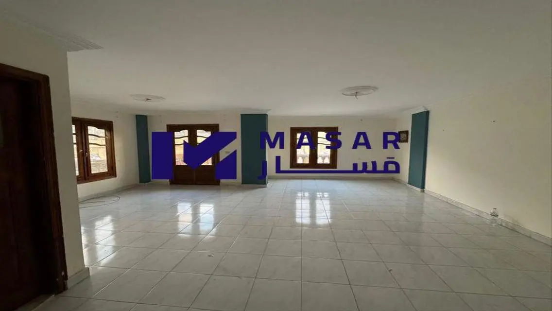 شقة فاخرة بمساحة كبيرة للبيع