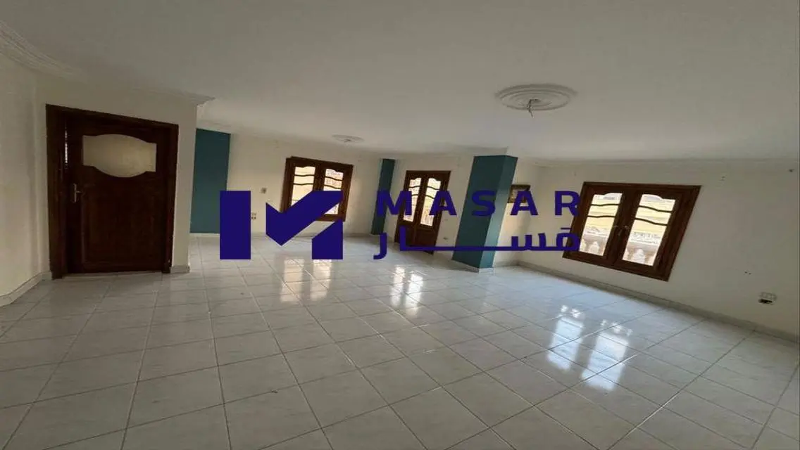 شقة فاخرة بمساحة كبيرة للبيع