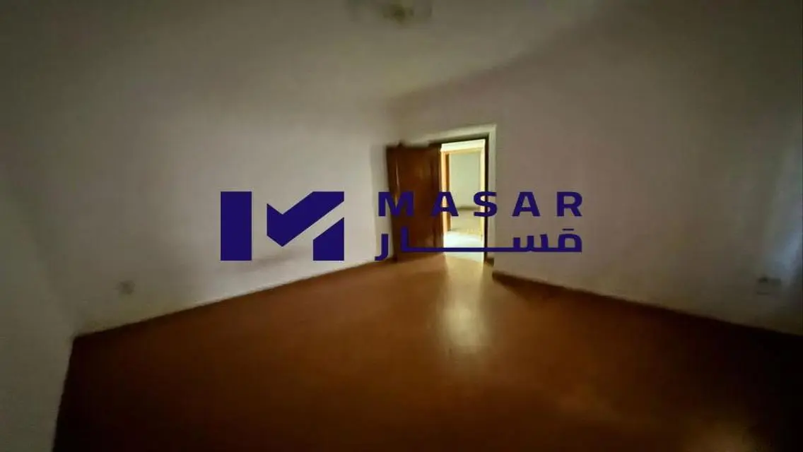 شقة فاخرة بمساحة كبيرة للبيع