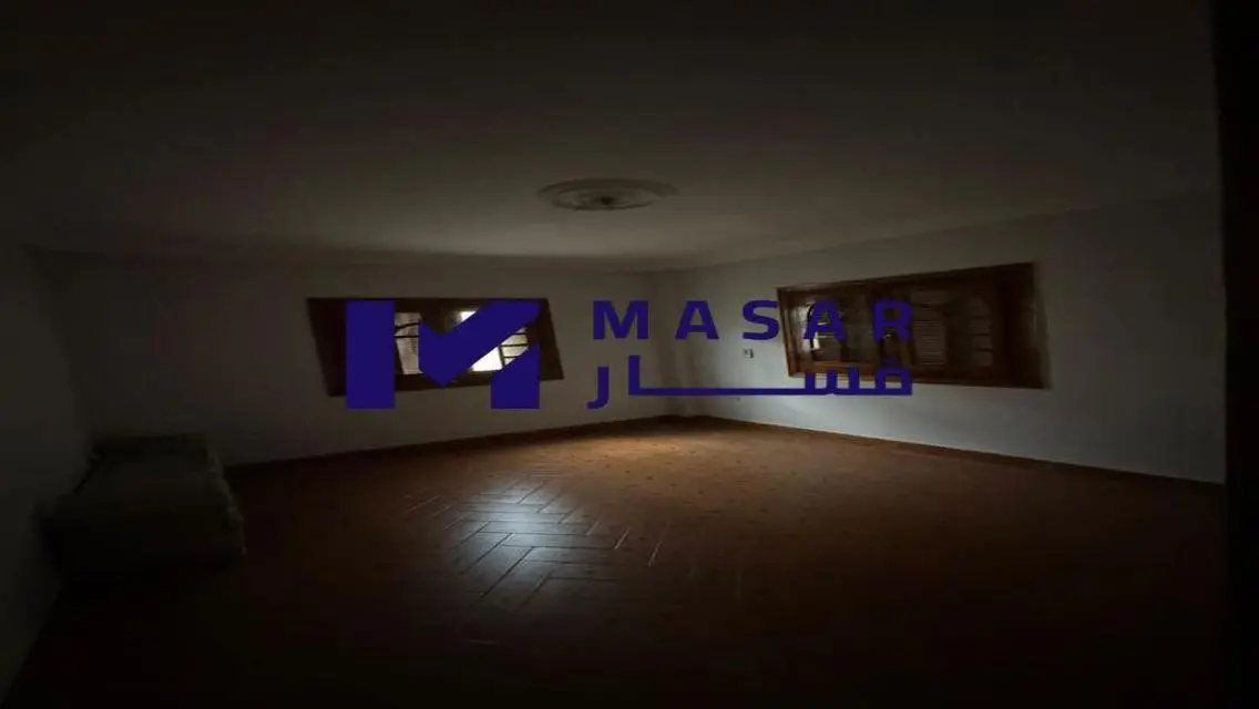 شقة فاخرة بمساحة كبيرة للبيع