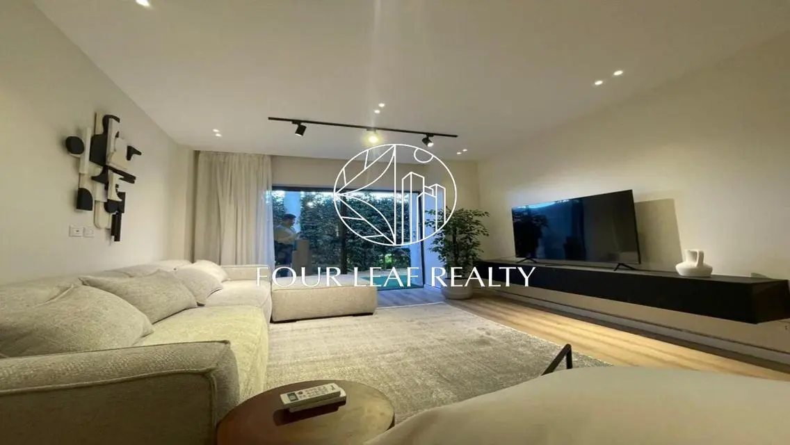 Luxury Apartment with Stunning Lake View