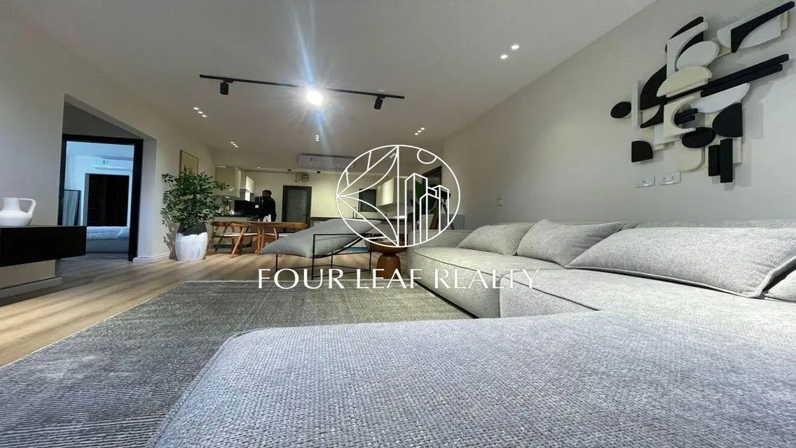 Luxury Apartment with Stunning Lake View