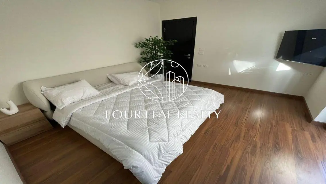 Luxury Apartment with Stunning Lake View